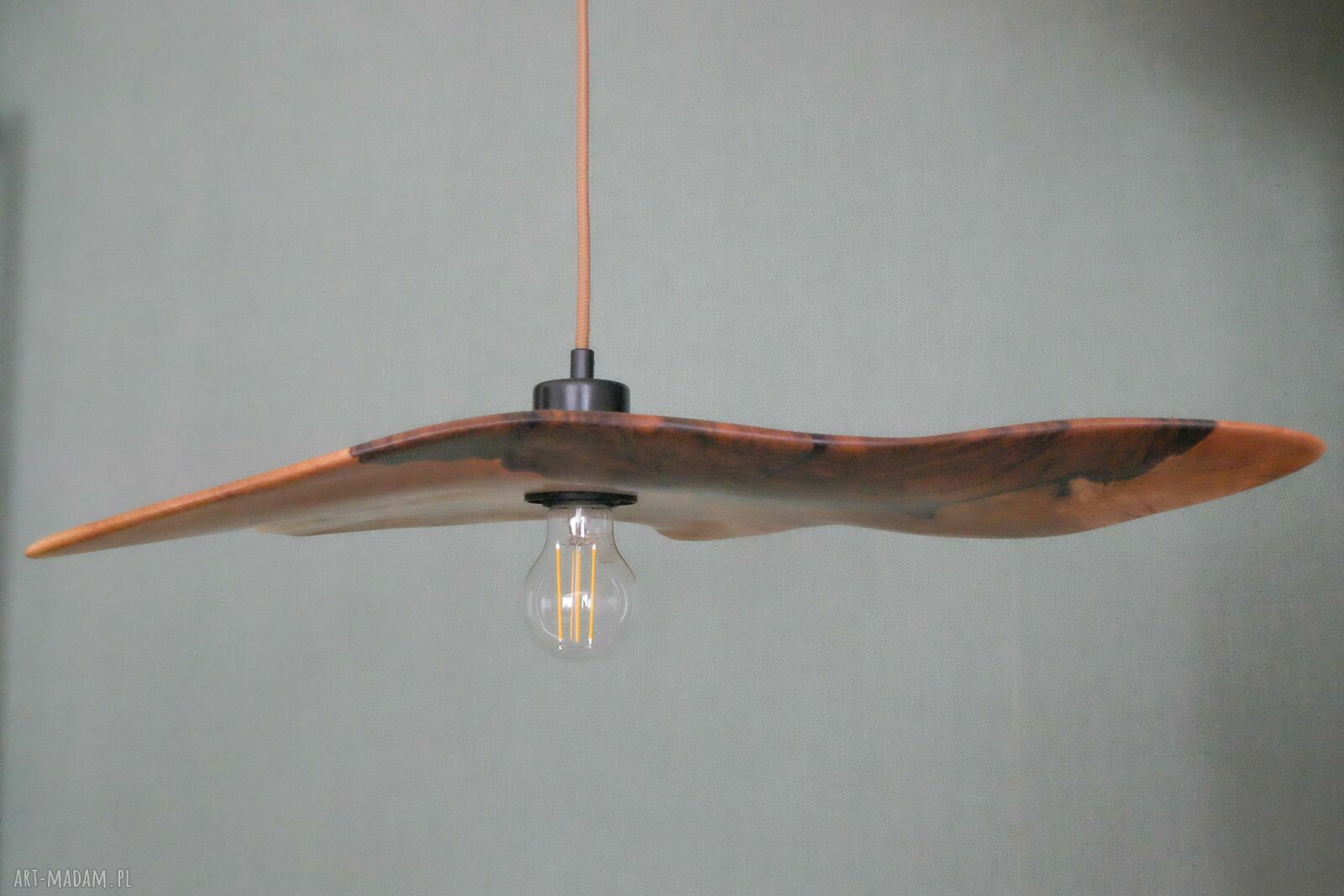Ręcznie rzeźbiona lampa wisząca z orzecha włoskiego - drewniany żyrandol