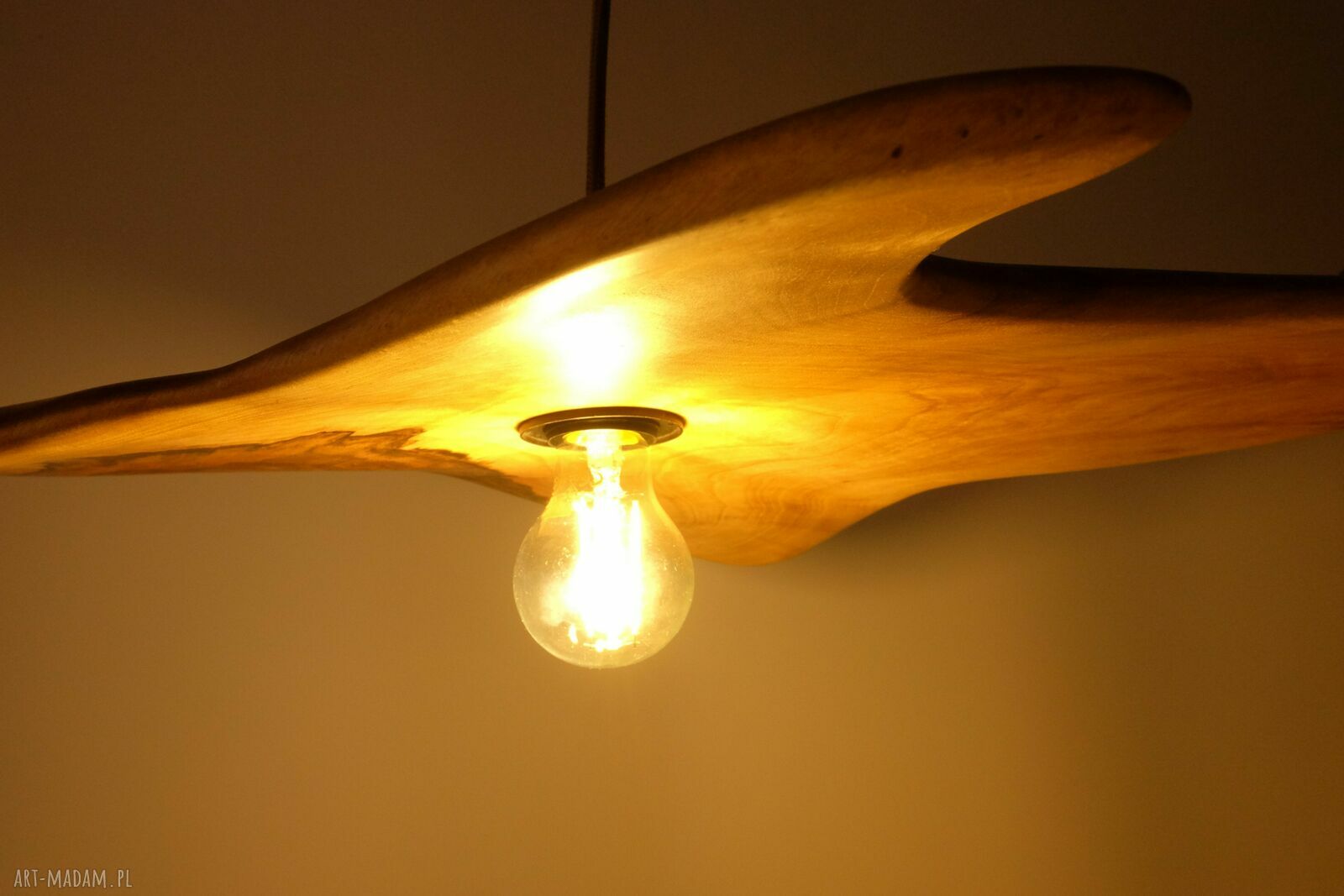Ręcznie rzeźbiona lampa wisząca z orzecha włoskiego - drewniany żyrandol