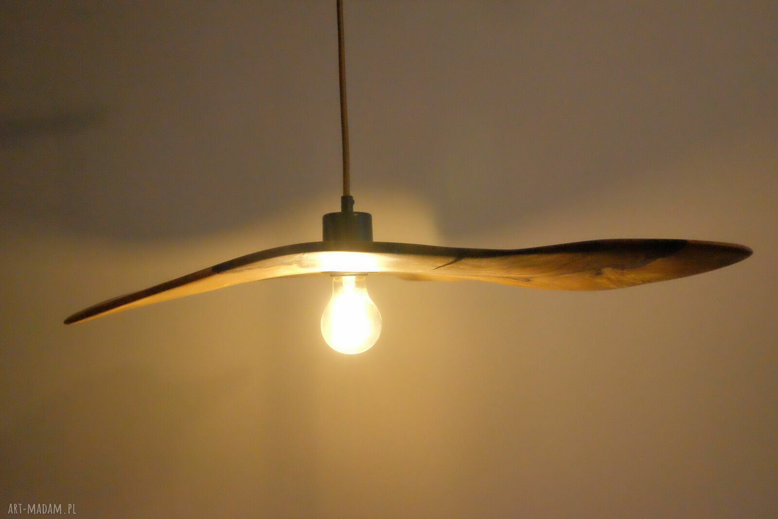 Ręcznie rzeźbiona lampa wisząca z orzecha włoskiego - drewniany żyrandol