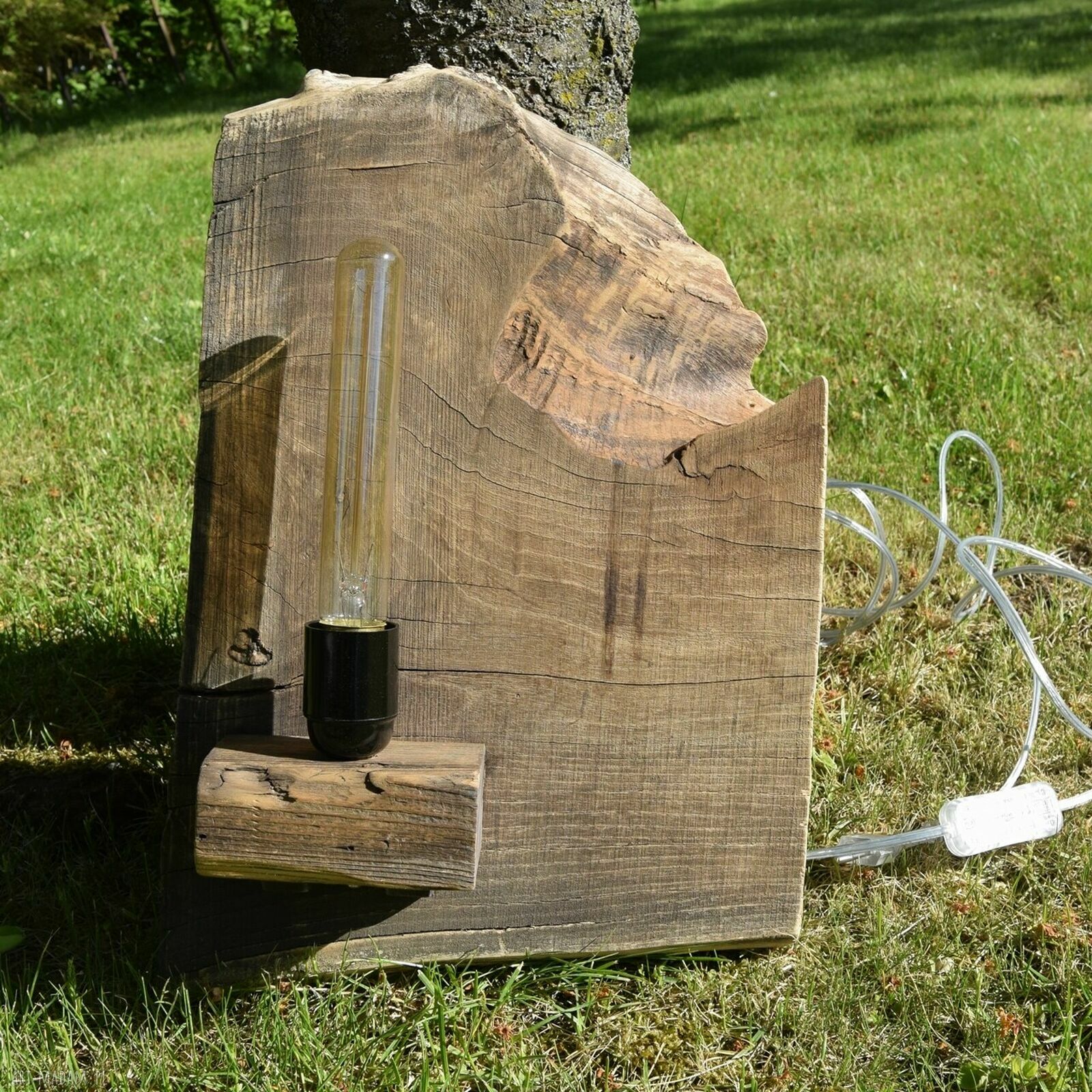 Lampa ścienna z plastra drewna akacji w stylu loft-japandi wabi-sabi