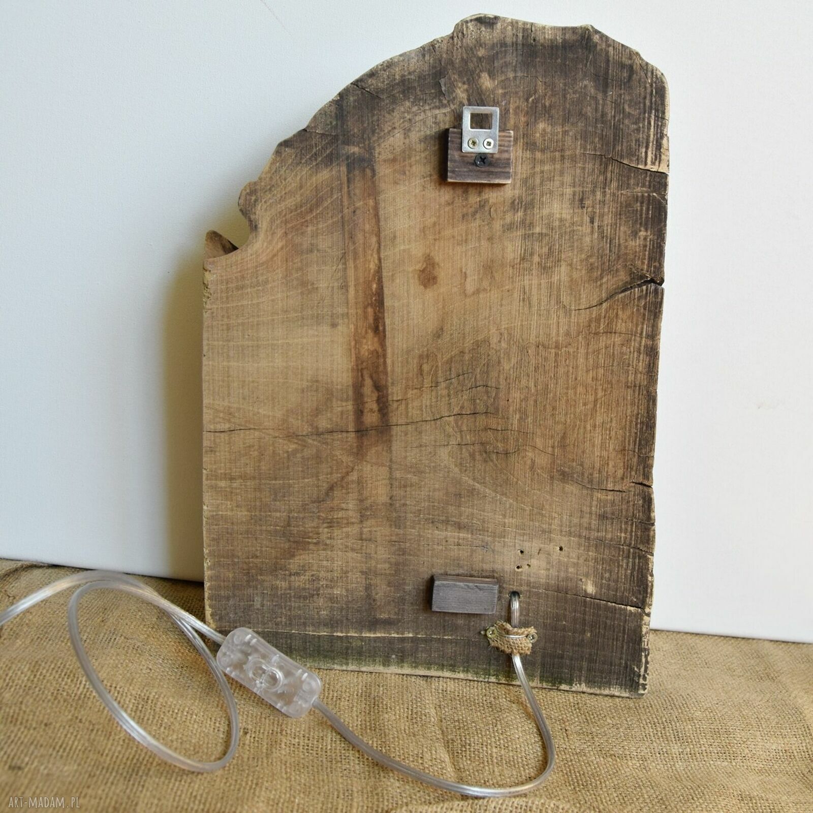 Lampa ścienna z plastra drewna akacji w stylu loft-japandi wabi-sabi