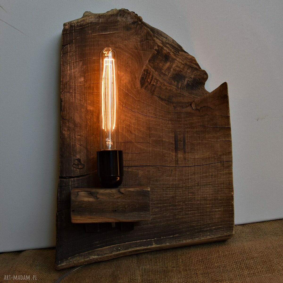 Lampa ścienna z plastra drewna akacji w stylu loft-japandi wabi-sabi