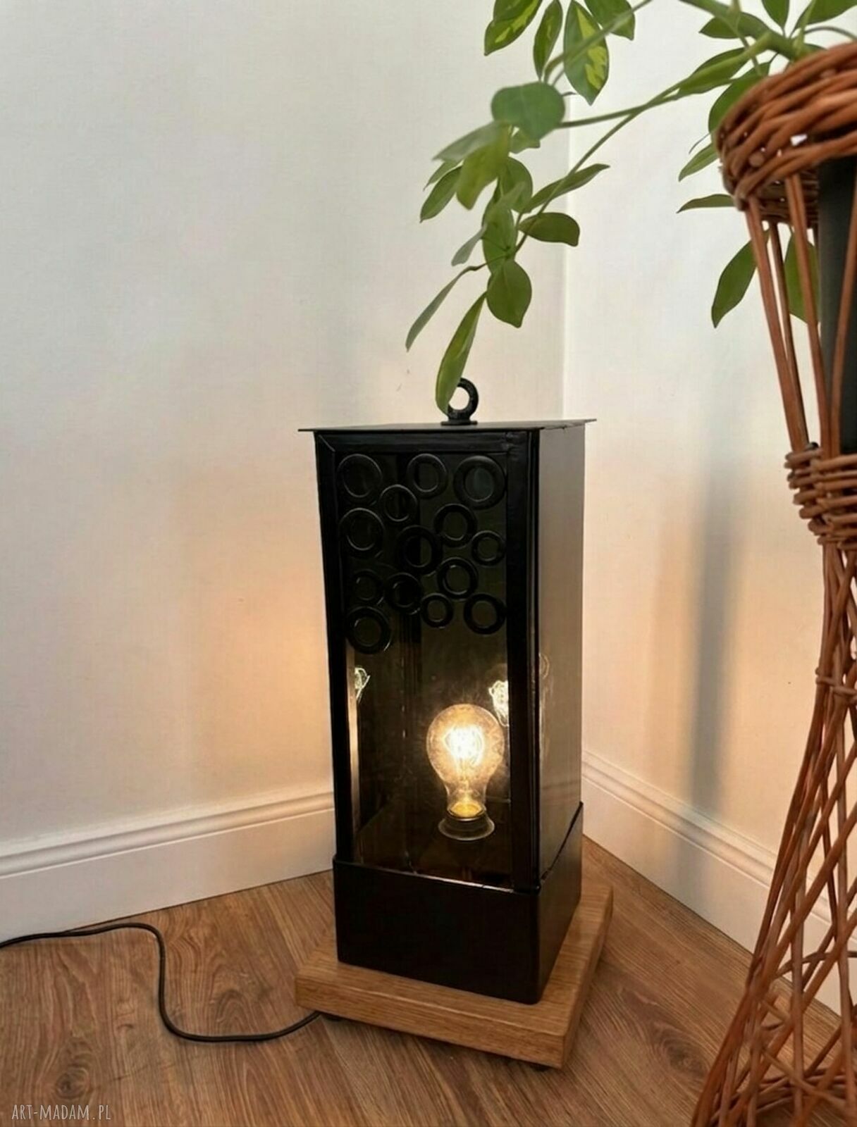 Lampion podłogowy hand made w stylu loft - czarny z drewna i metalu