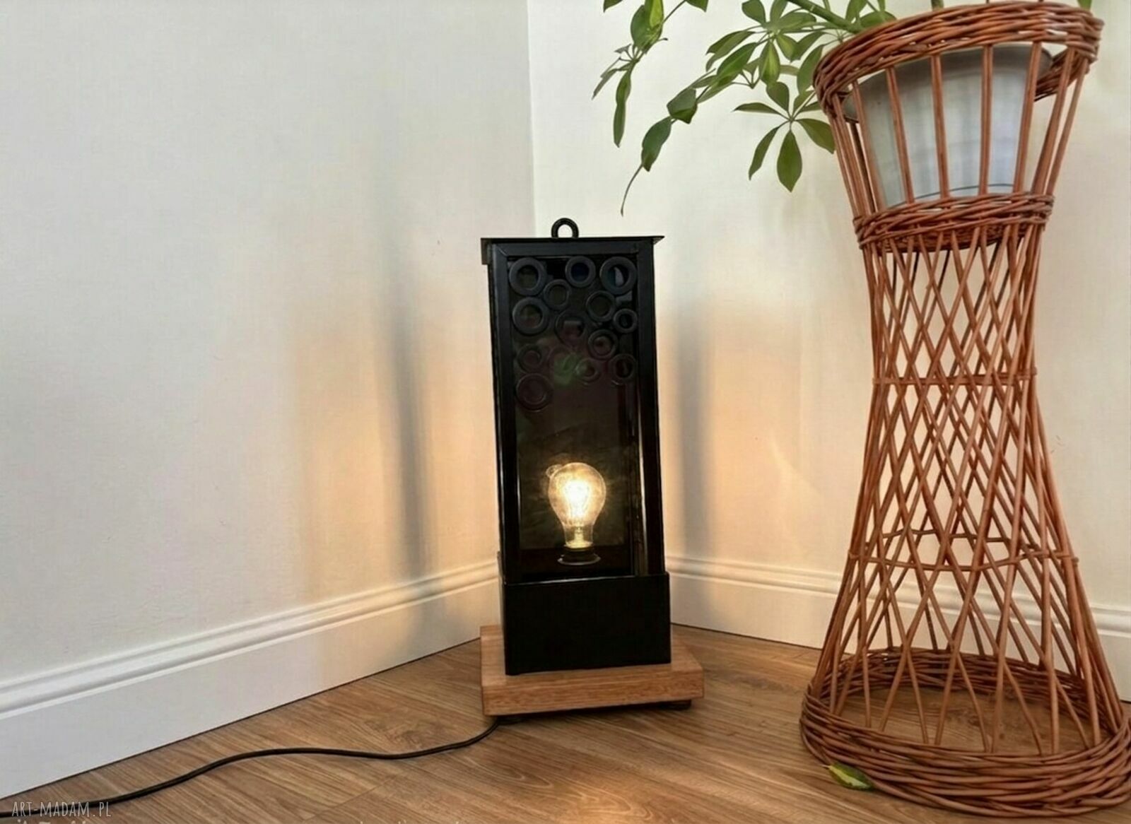 Lampion podłogowy hand made w stylu loft - czarny z drewna i metalu