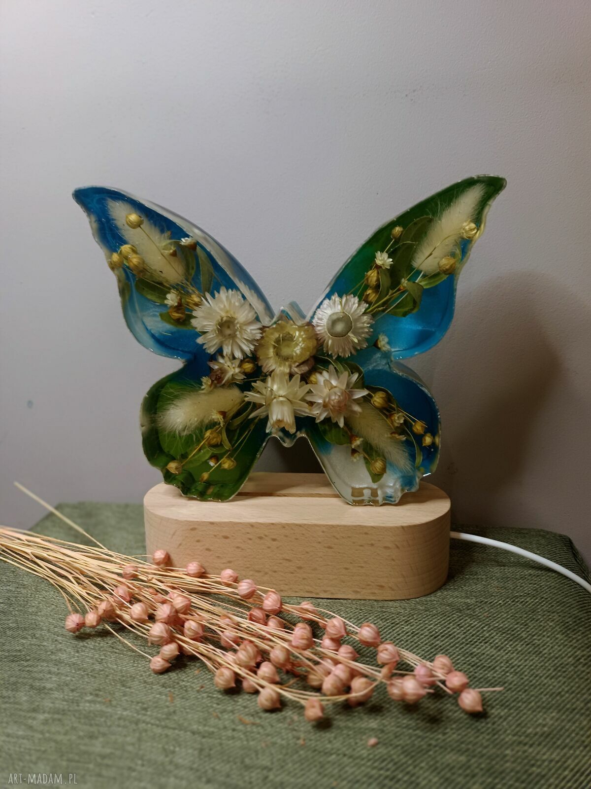 Lampka dekoracyjna motyl z suszonymi kwiatami LED