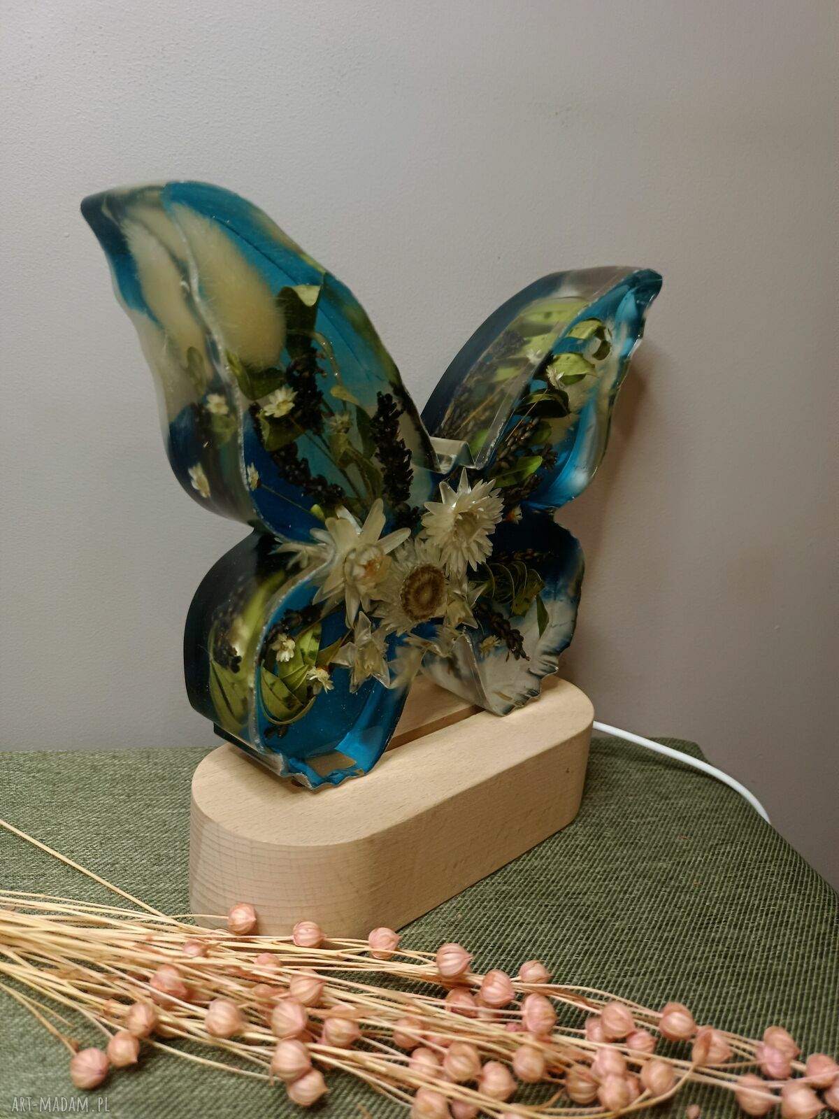 Lampka dekoracyjna motyl z suszonymi kwiatami LED
