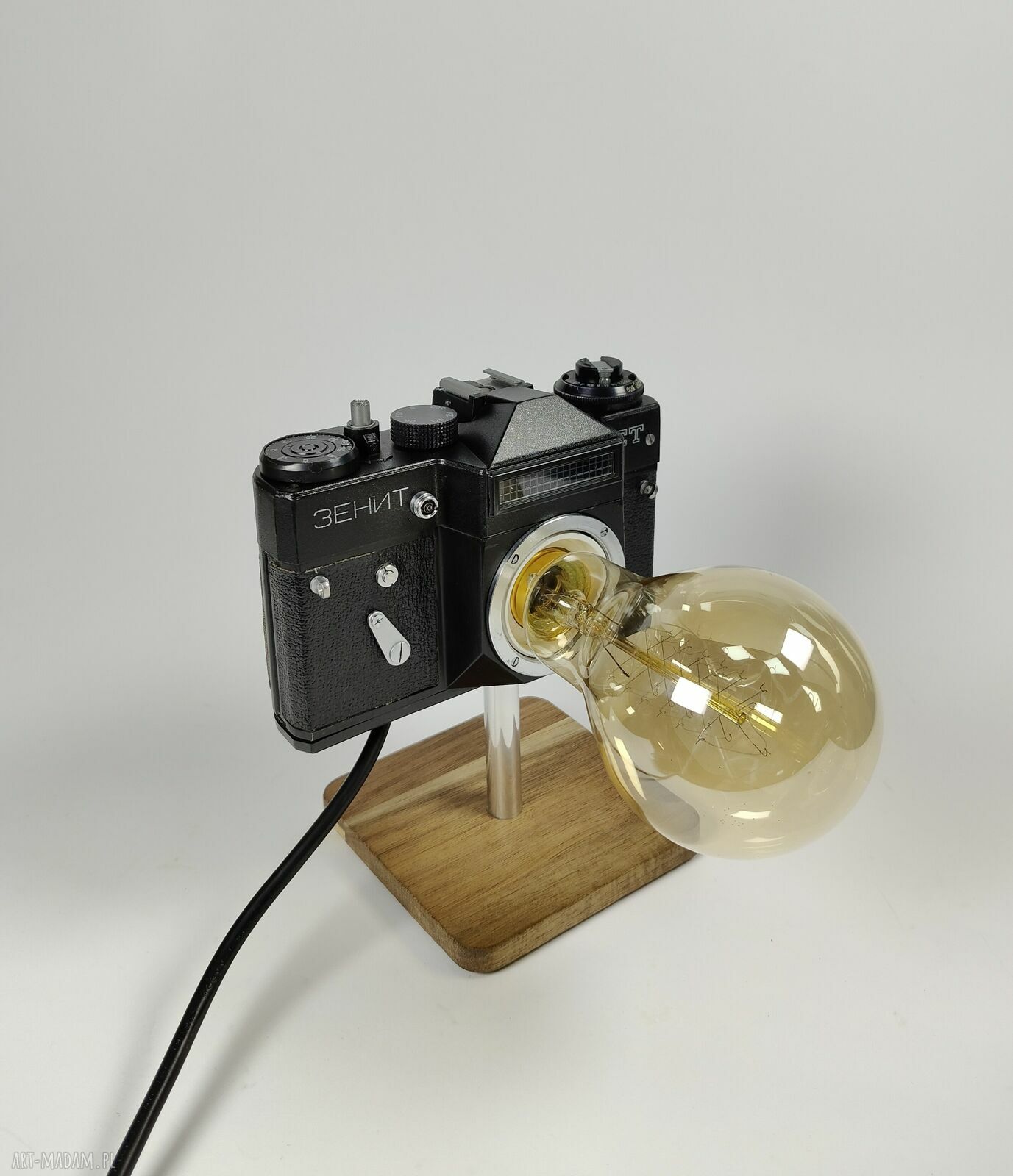 Lampka z aparatu fotograficznego - retro dekoracja, która zachwyca pasjonatów fotografii