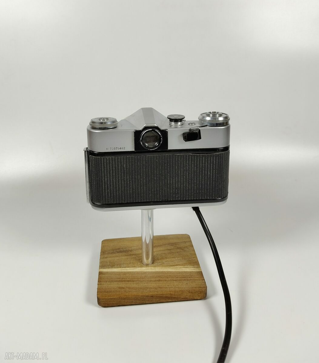 Lampka z aparatu fotograficznego - retro dekoracja na biurko