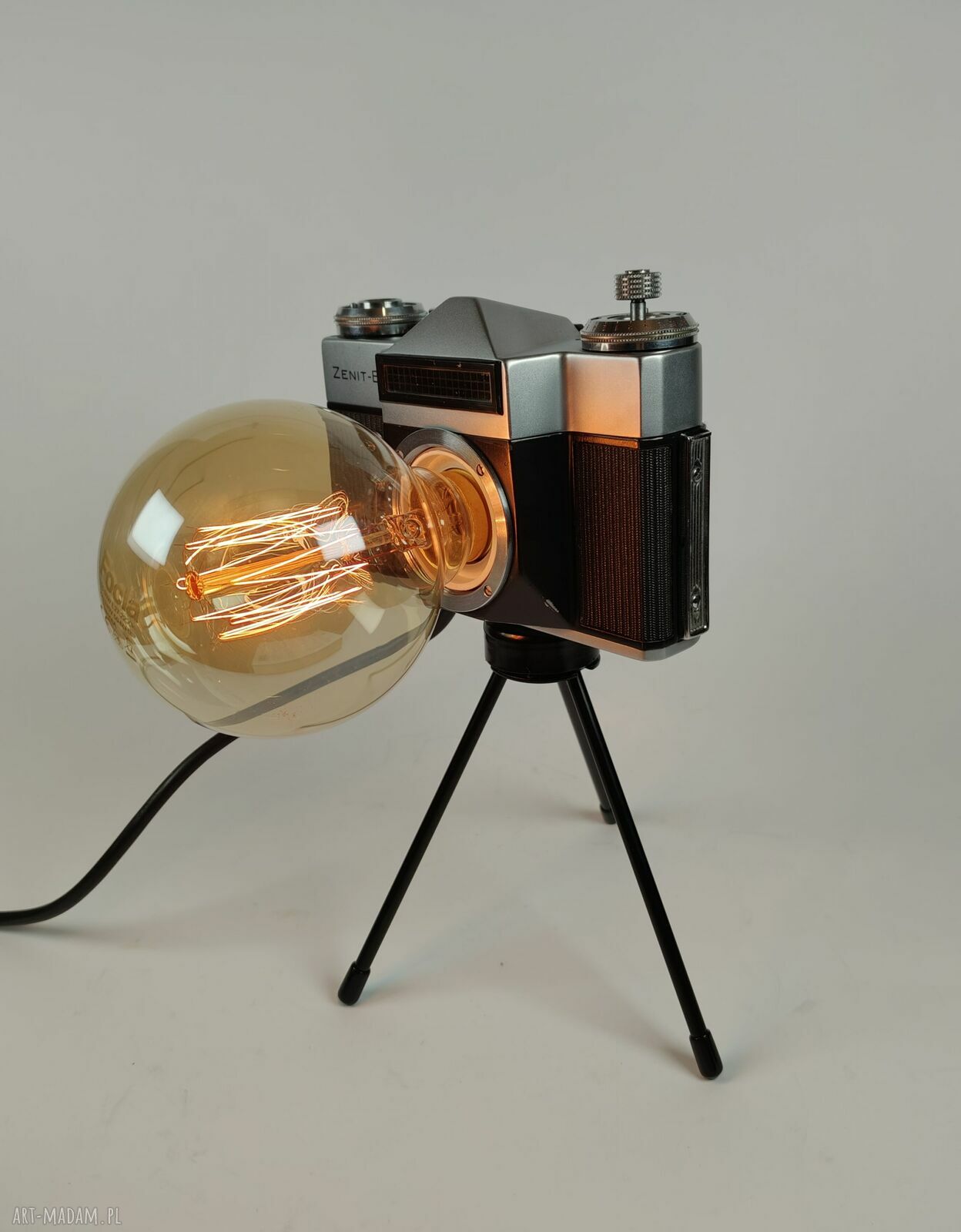 Lampka z aparatu fotograficznego - retro dekoracja i światło do Twojego wnętrza