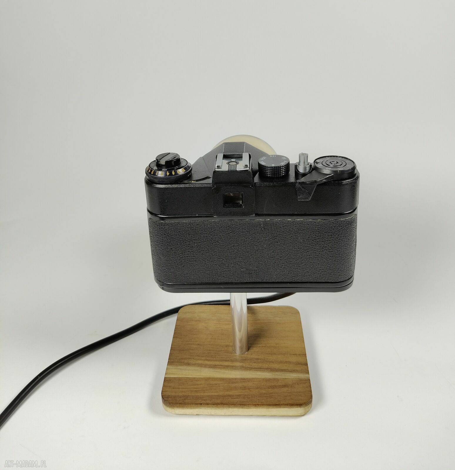 Lampka z aparatu fotograficznego - retro dekoracja, która zachwyca pasjonatów fotografii