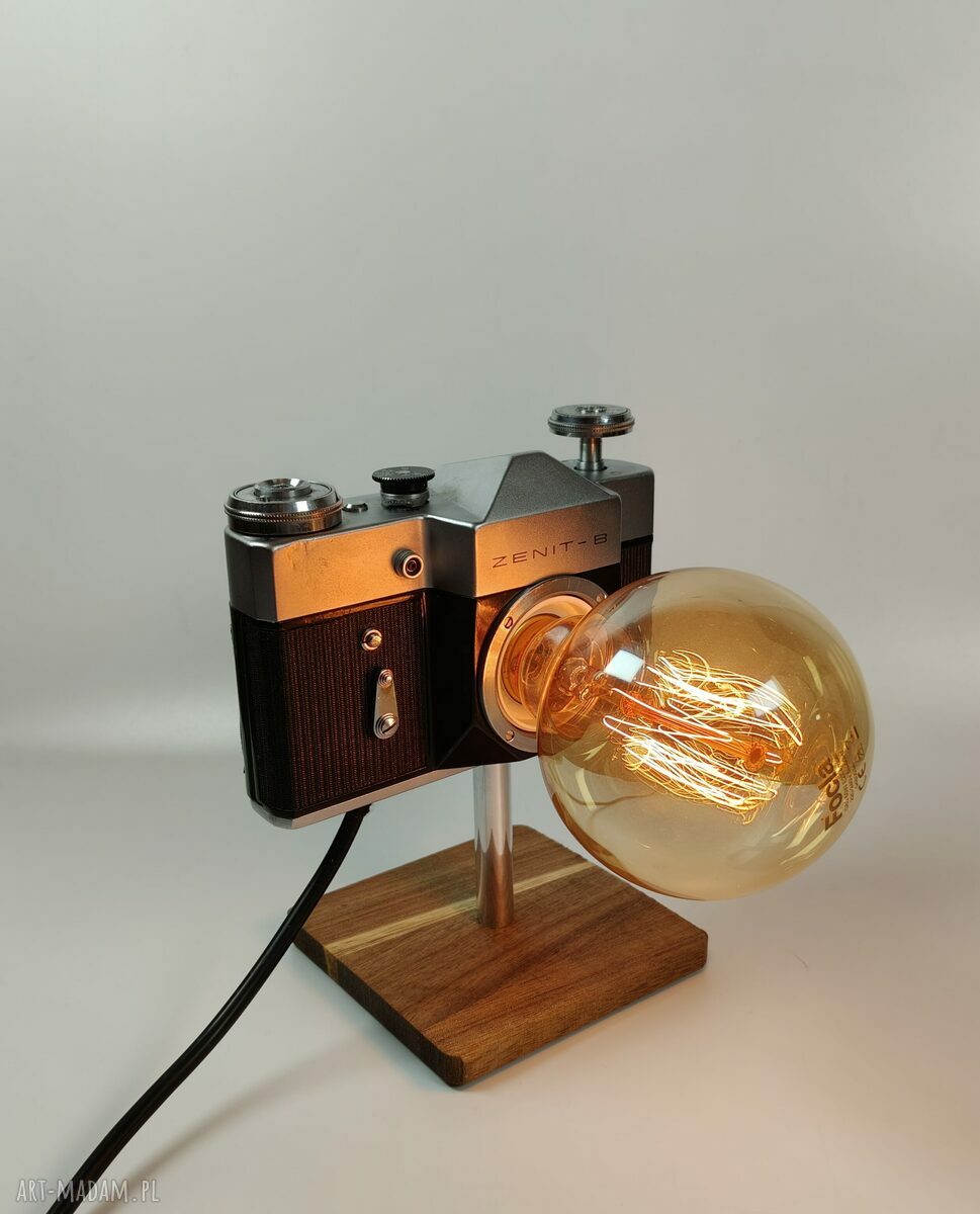 Lampka z aparatu fotograficznego - retro dekoracja na biurko