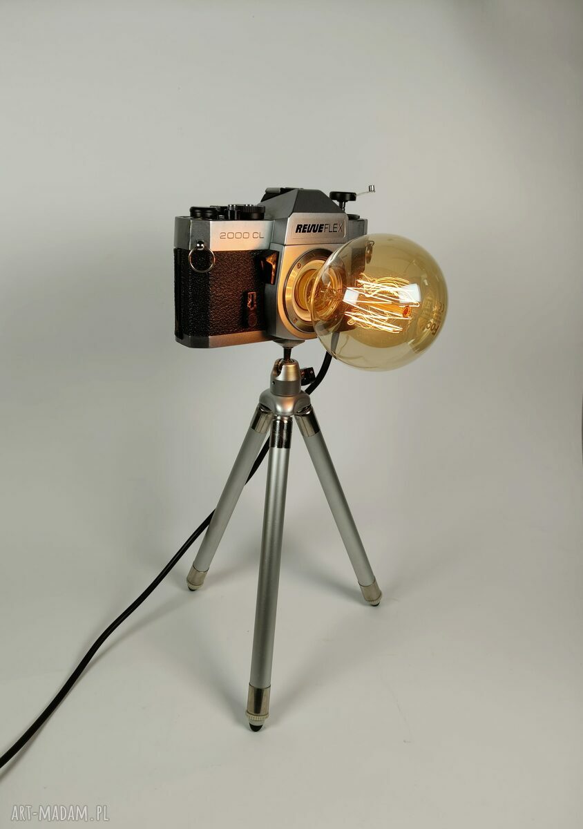 Unikatowa lampka z aparatu Zenit w stylu retro - prezent dla fotografa