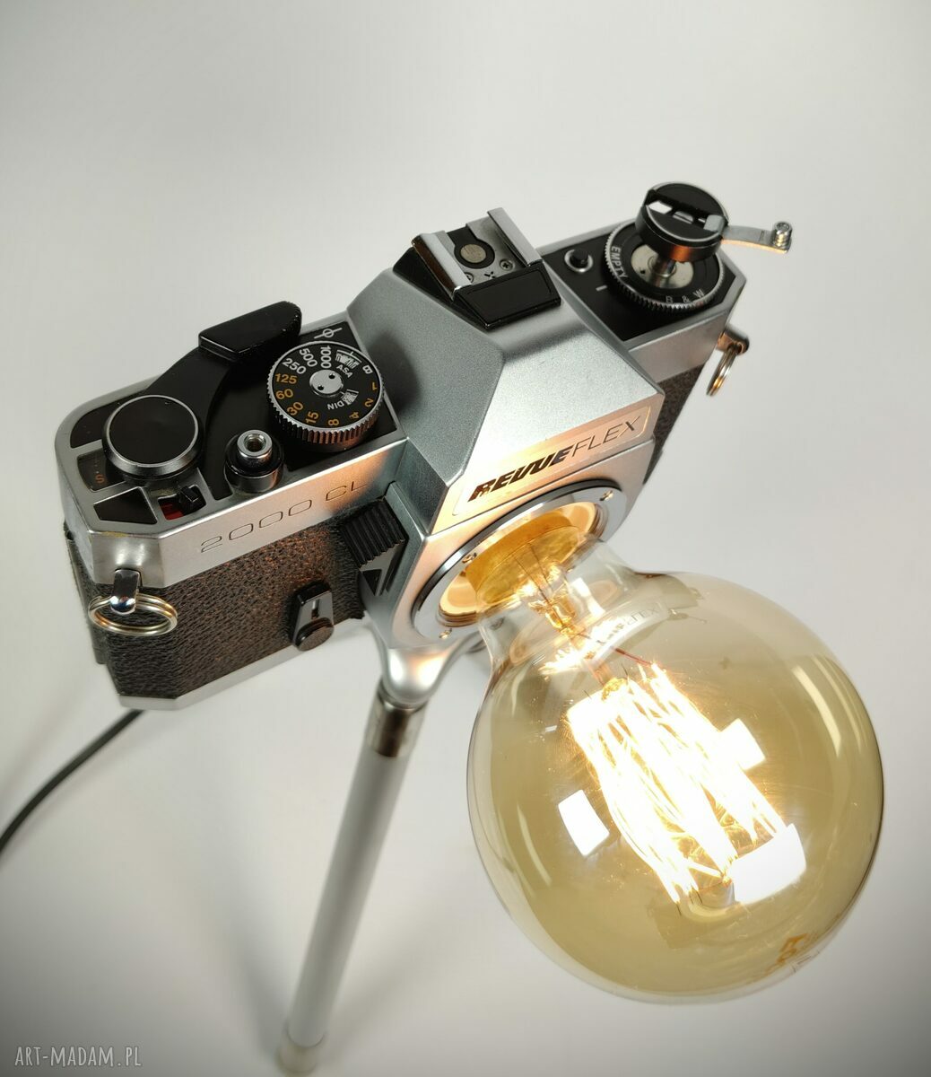 Unikatowa lampka z aparatu Zenit w stylu retro - prezent dla fotografa