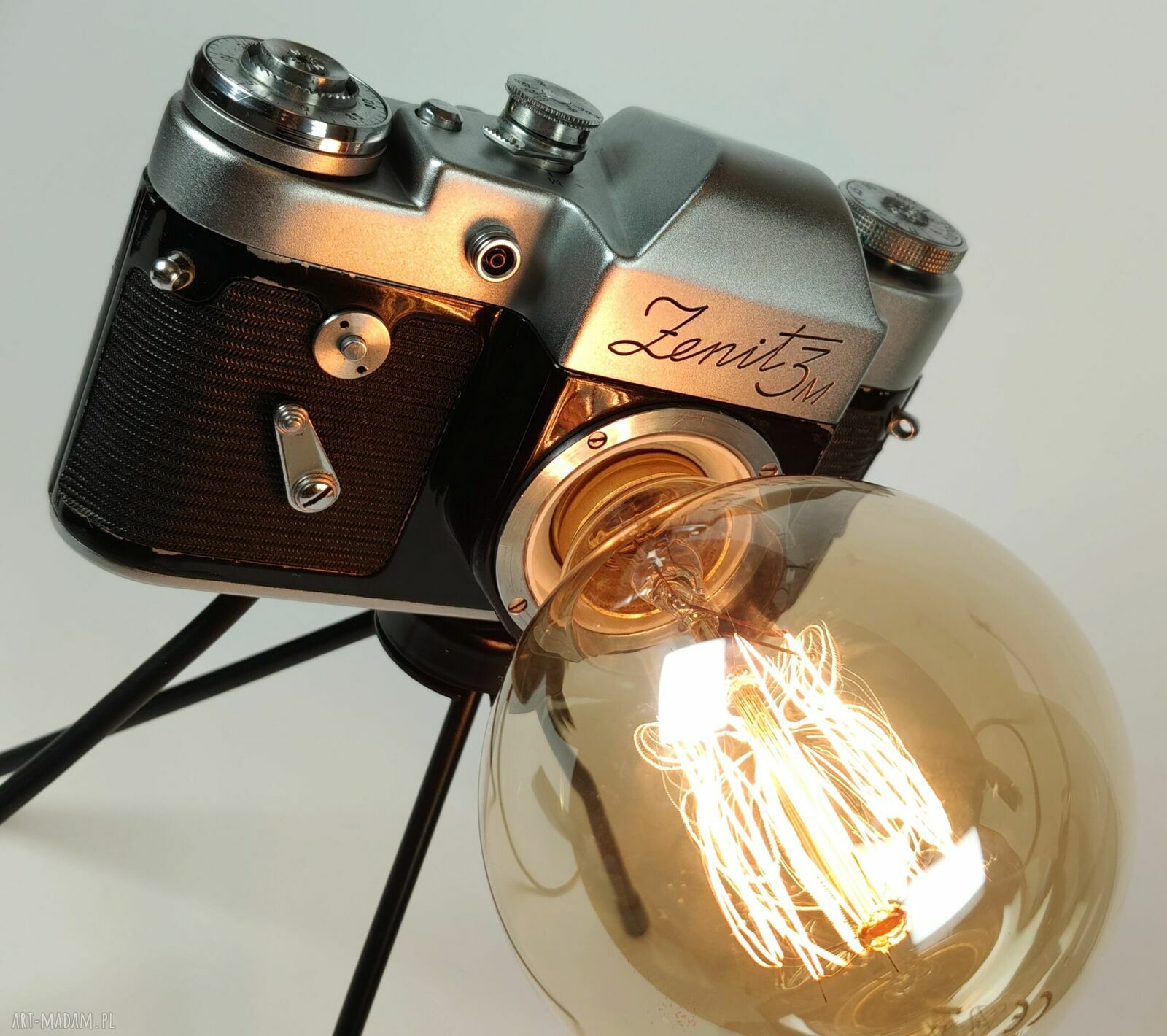 Lampka z aparatu - vintage oświetlenie, które dodaje wnętrzu charakteru