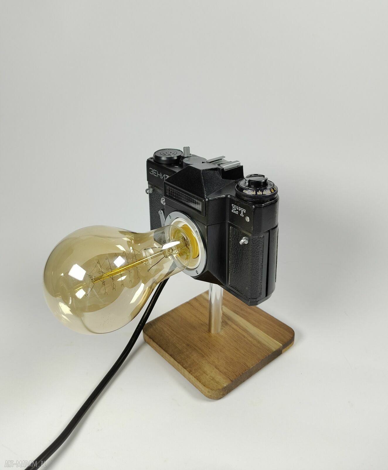 Lampka z aparatu fotograficznego - retro dekoracja, która zachwyca pasjonatów fotografii