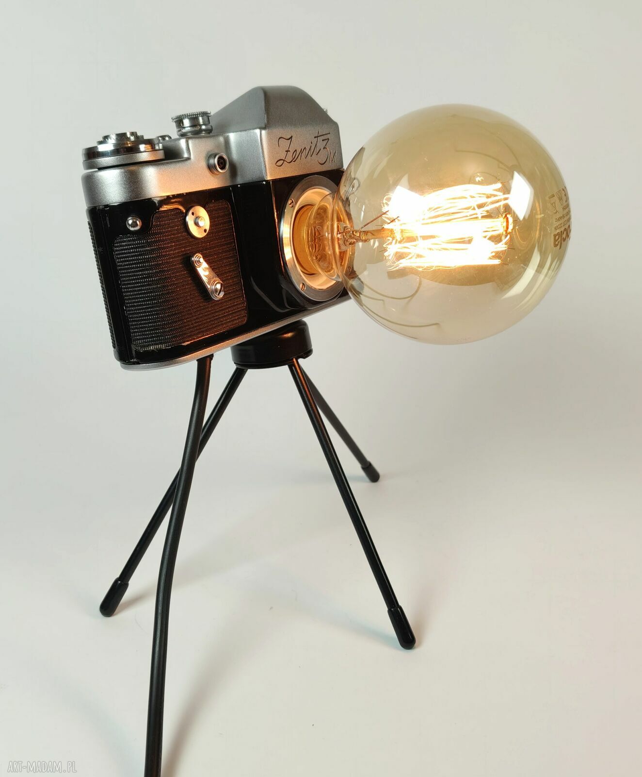 Lampka z aparatu - vintage oświetlenie, które dodaje wnętrzu charakteru
