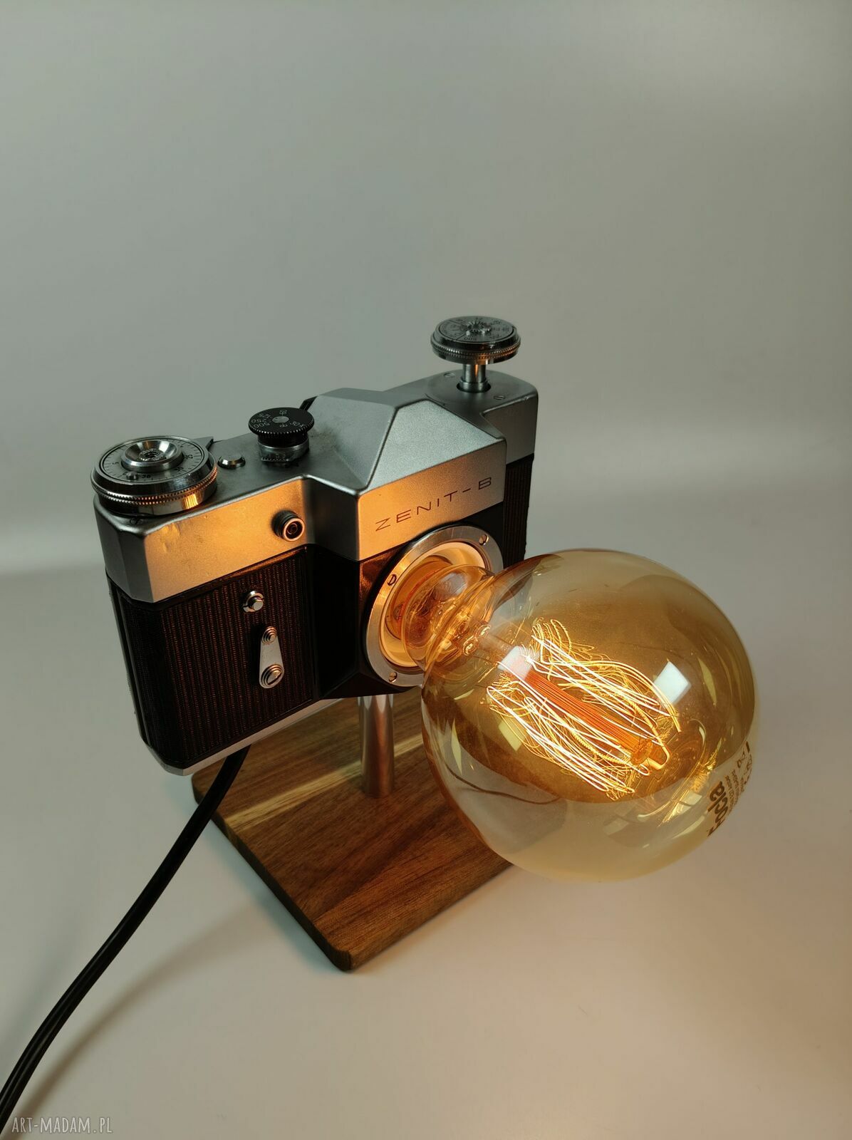 Lampka z aparatu fotograficznego - retro dekoracja na biurko
