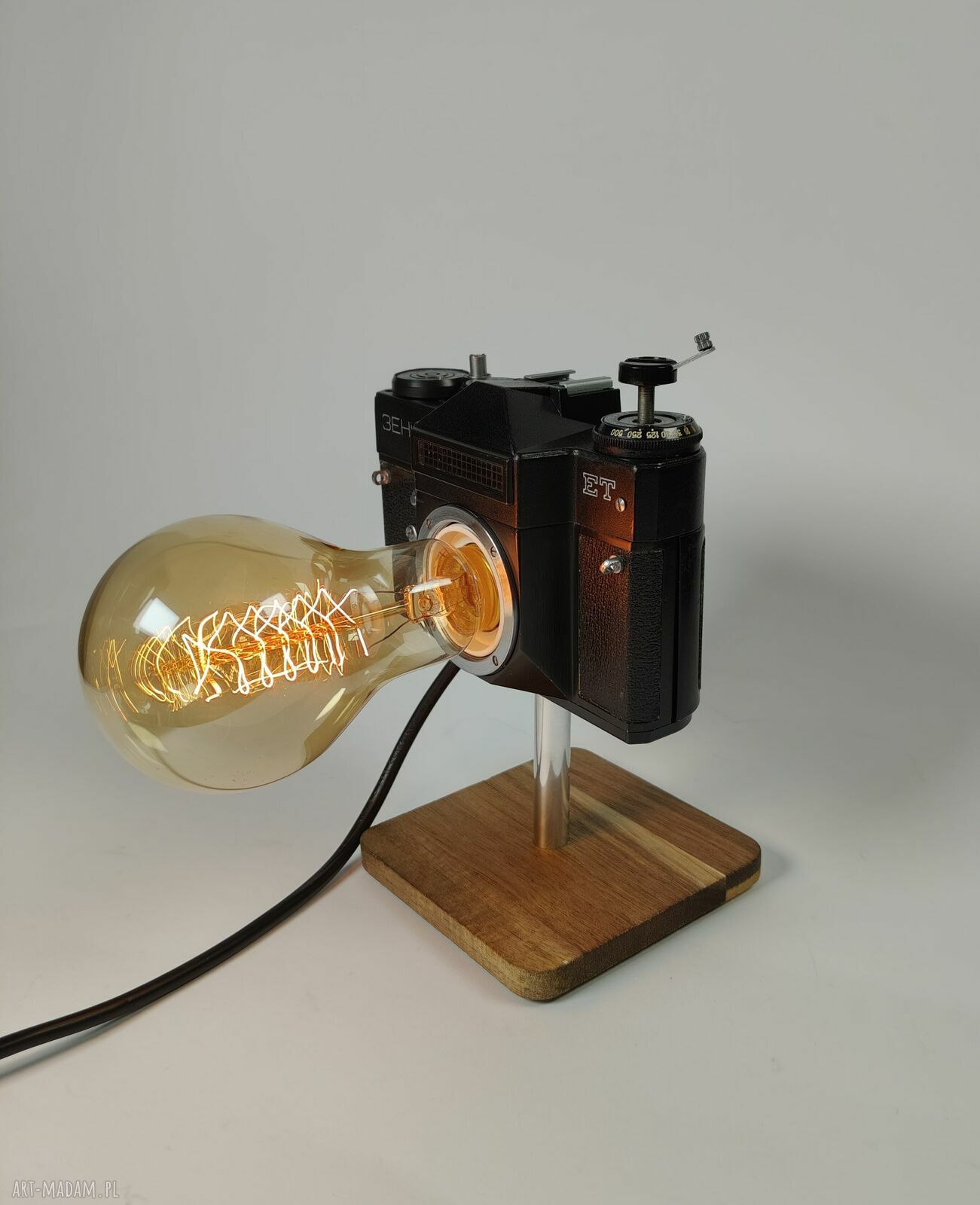Lampka z aparatu fotograficznego - retro dekoracja, która zachwyca pasjonatów fotografii