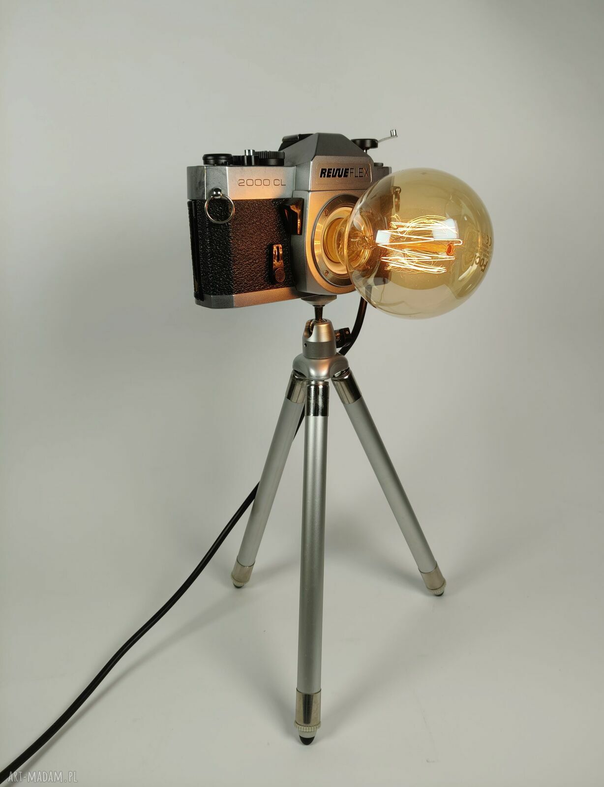 Unikatowa lampka z aparatu Zenit w stylu retro - prezent dla fotografa