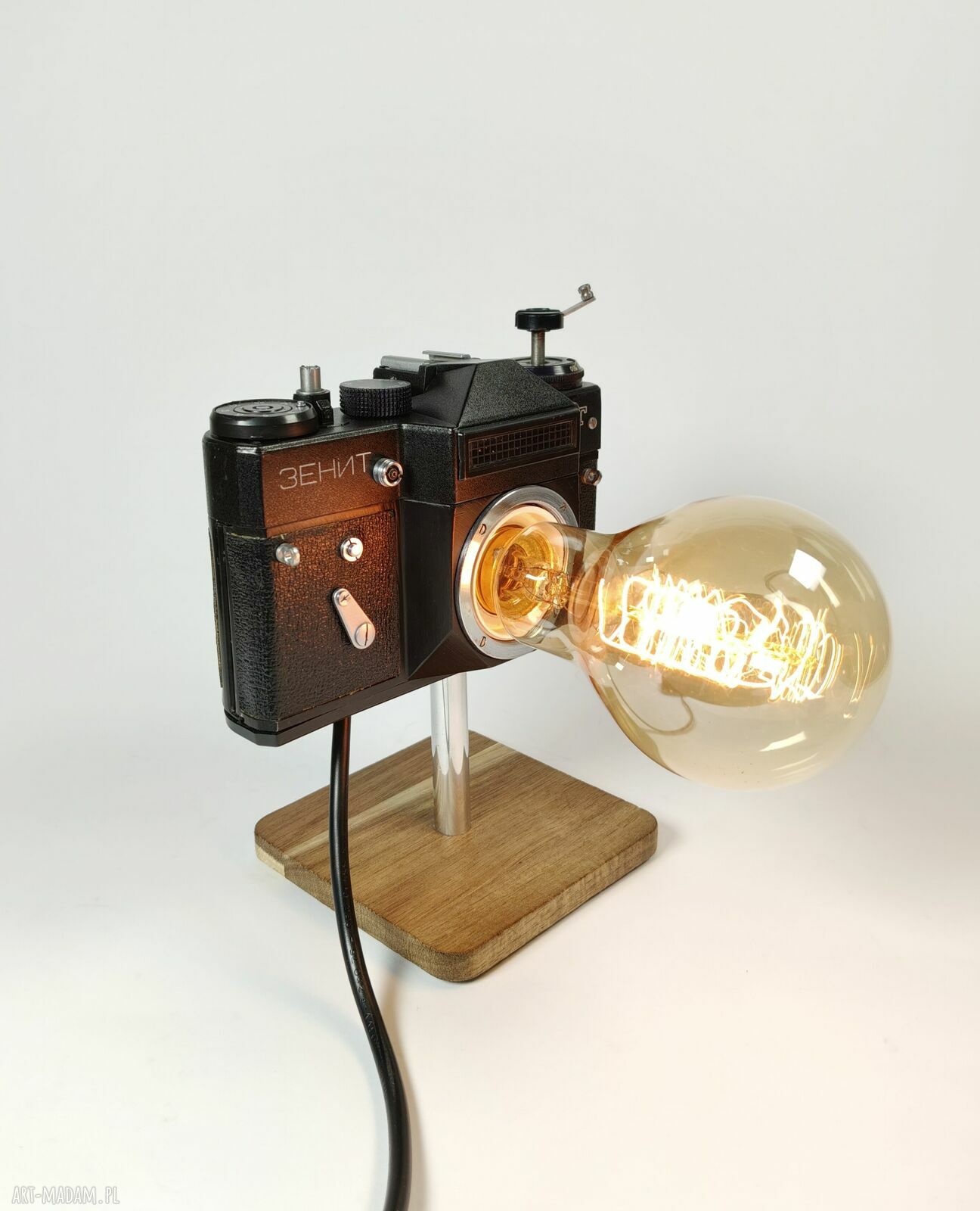 Lampka z aparatu fotograficznego - retro dekoracja, która zachwyca pasjonatów fotografii