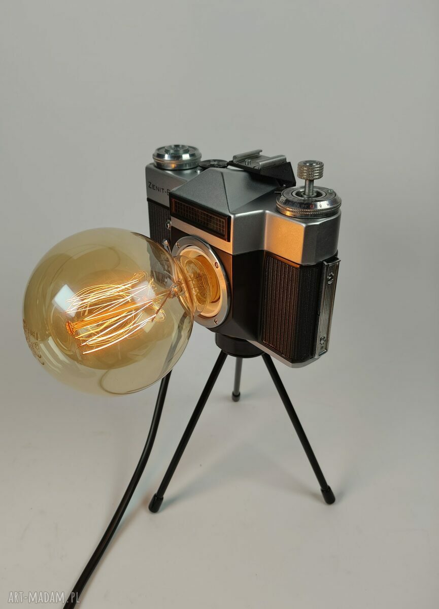 Lampka z aparatu fotograficznego - retro oświetlenie na biurko