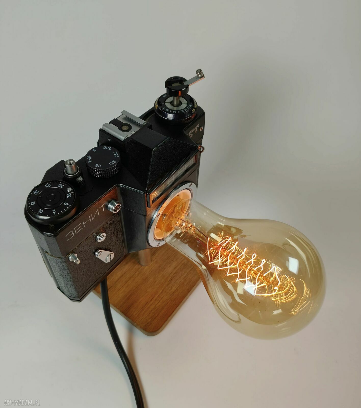 Lampka z aparatu fotograficznego - retro dekoracja, która zachwyca pasjonatów fotografii