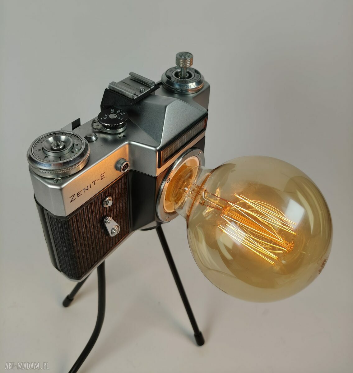 Lampka z aparatu fotograficznego - retro oświetlenie na biurko