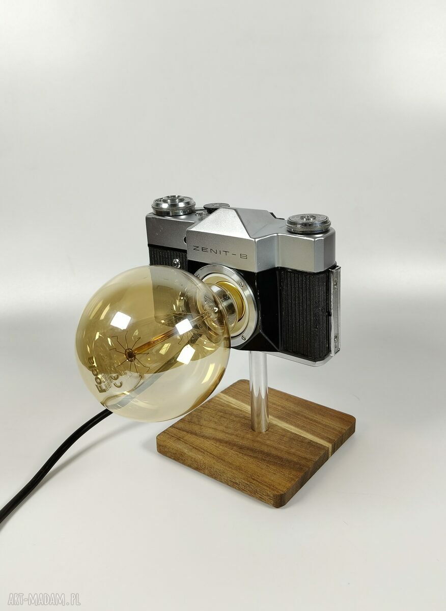 Lampka z aparatu fotograficznego - retro dekoracja na biurko