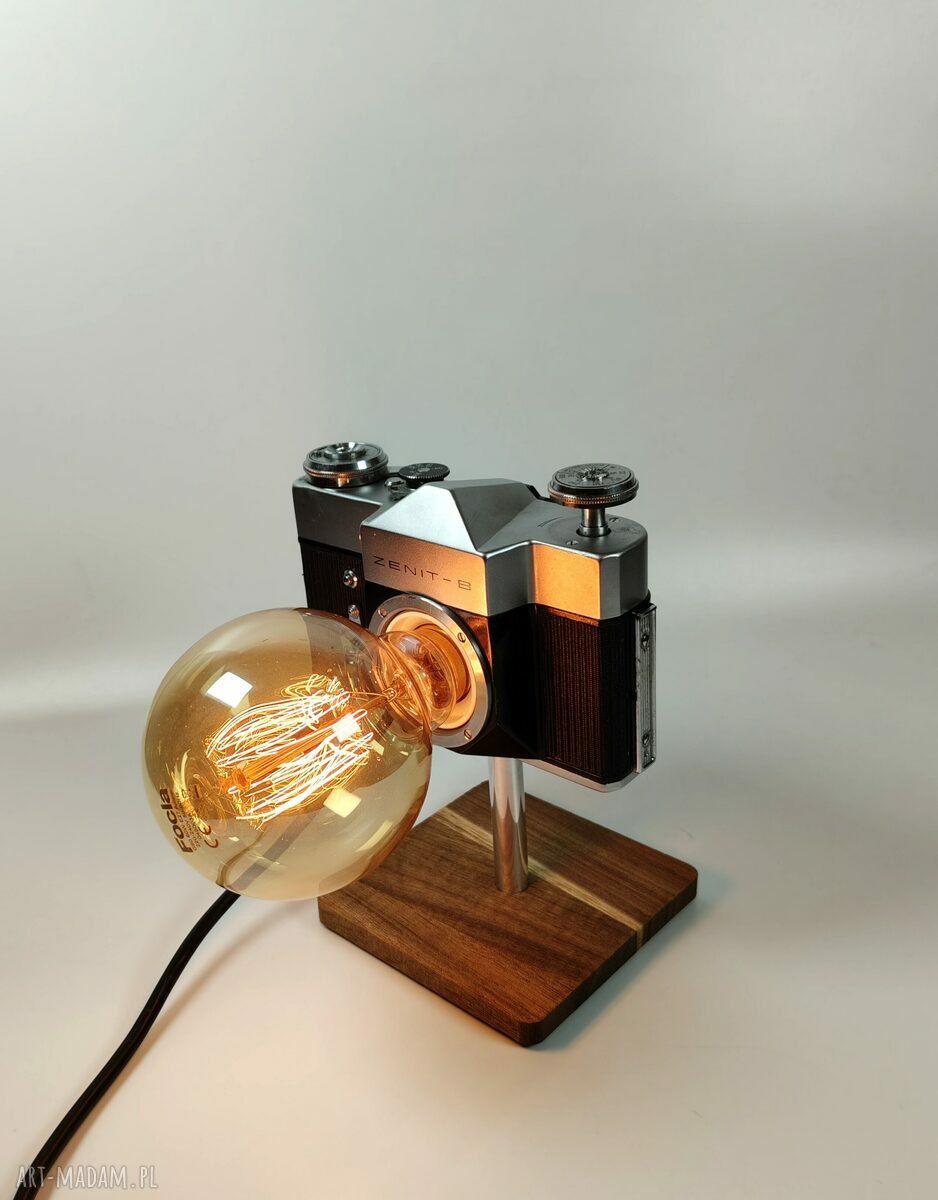 Lampka z aparatu fotograficznego - retro dekoracja na biurko