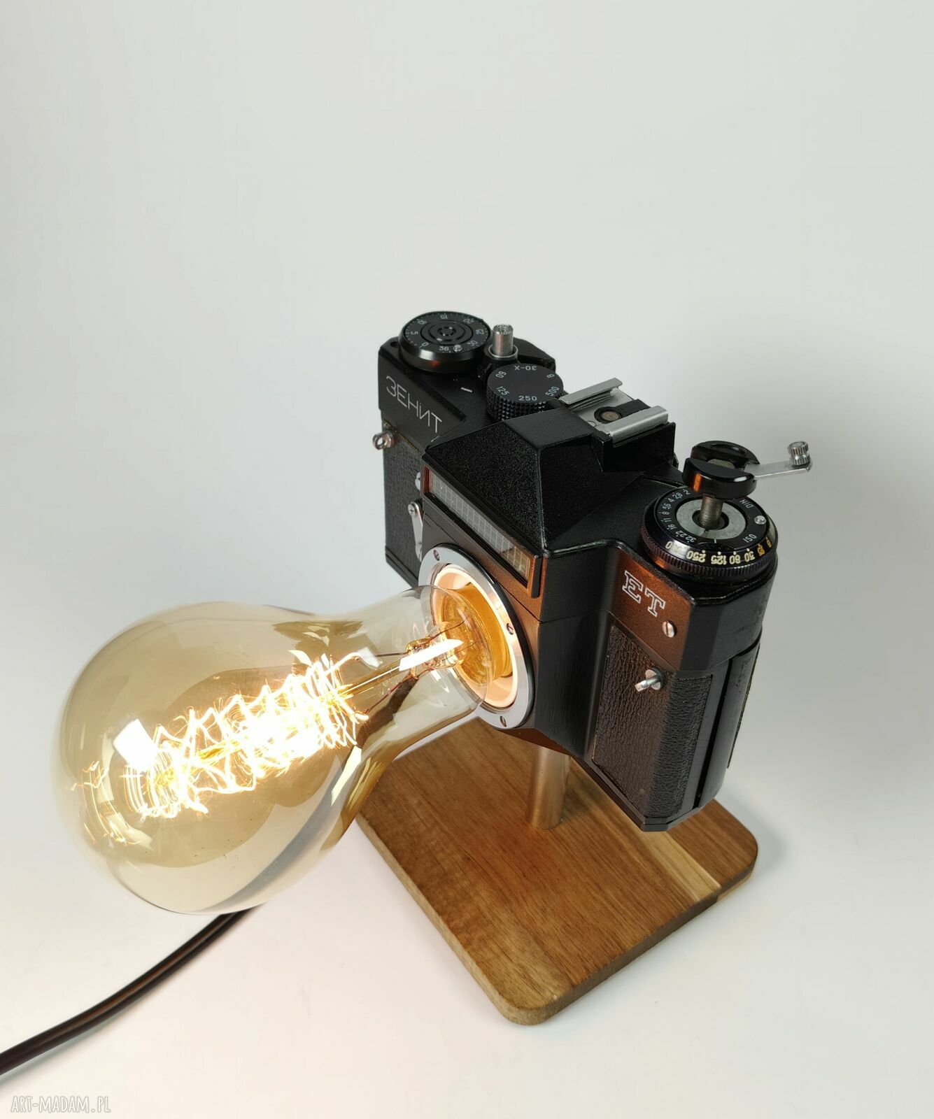Lampka z aparatu fotograficznego - retro dekoracja, która zachwyca pasjonatów fotografii