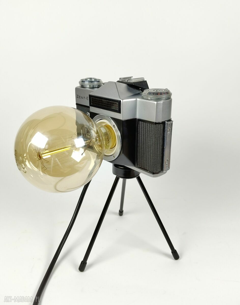 Lampka z aparatu fotograficznego - retro oświetlenie na biurko
