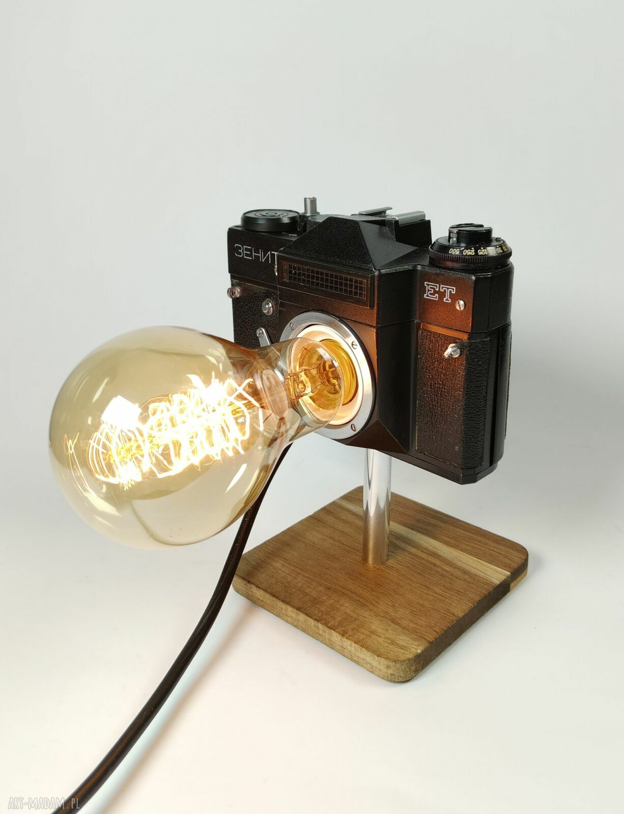 Lampka z aparatu fotograficznego - retro dekoracja, która zachwyca pasjonatów fotografii
