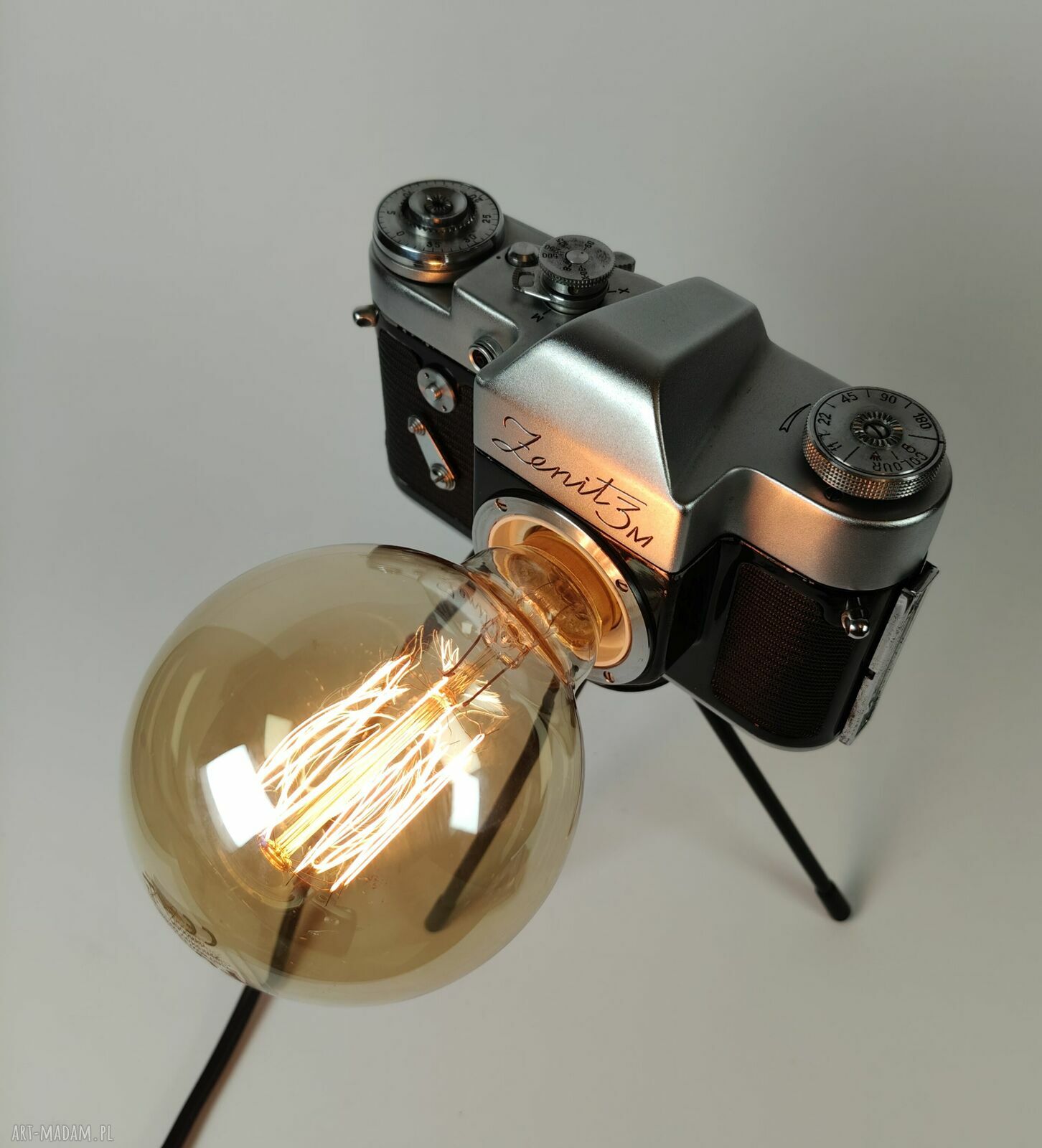 Lampka z aparatu - vintage oświetlenie, które dodaje wnętrzu charakteru