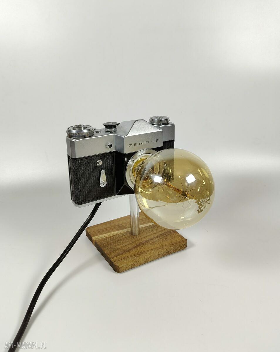 Lampka z aparatu fotograficznego - retro dekoracja na biurko