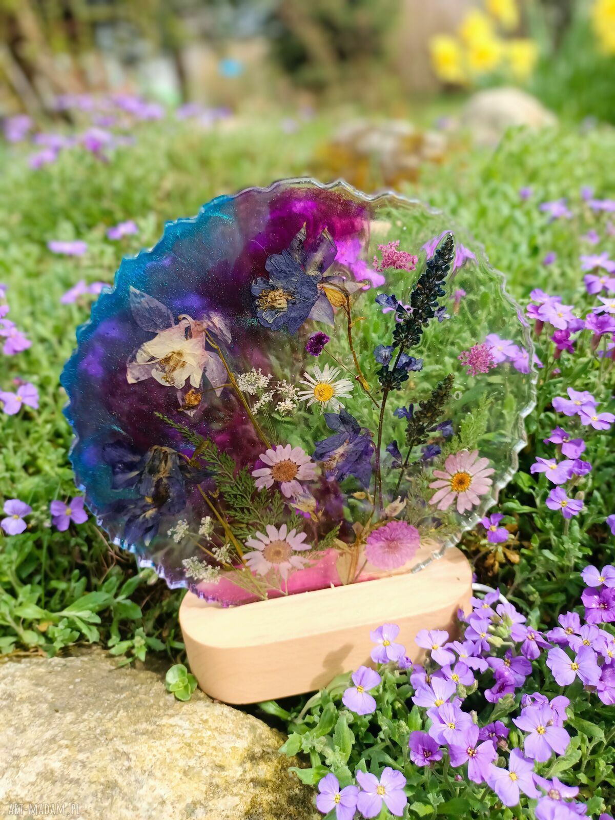 Ręcznie robiona lampka LED z kompozycją z suszonych kwiatów - fioletowa dekoracja