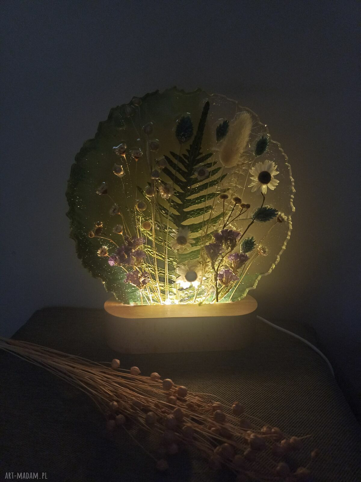 Lampka LED z suszonymi kwiatami w żywicy epoksydowej - rustykalna zieleń USB