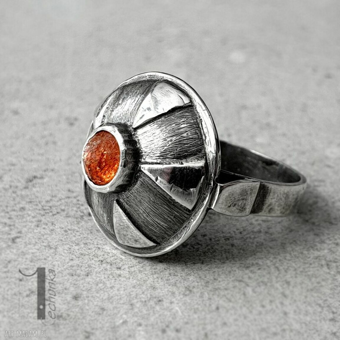 Lamuse II - srebrny pierścionek z kamieniem słonecznym w metaloplastyce