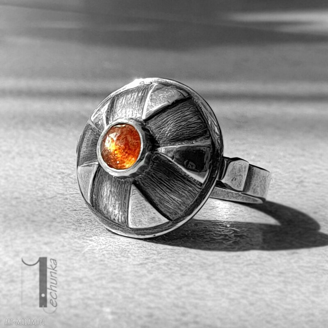 Lamuse II - srebrny pierścionek z kamieniem słonecznym (metaloplastyka)