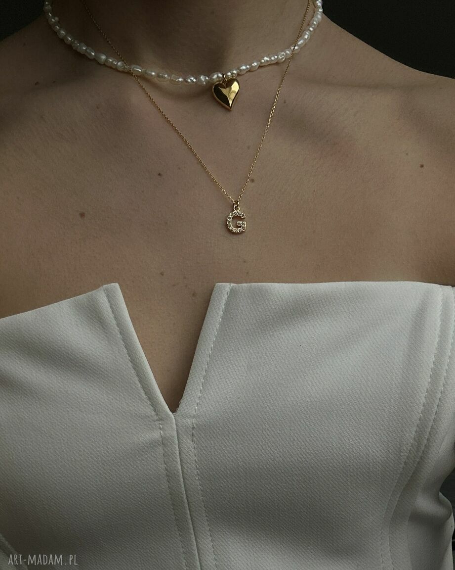 naszyjniki: Złoty naszyjnik z literką wysadzaną bezbarwnymi kryształkami Handmade