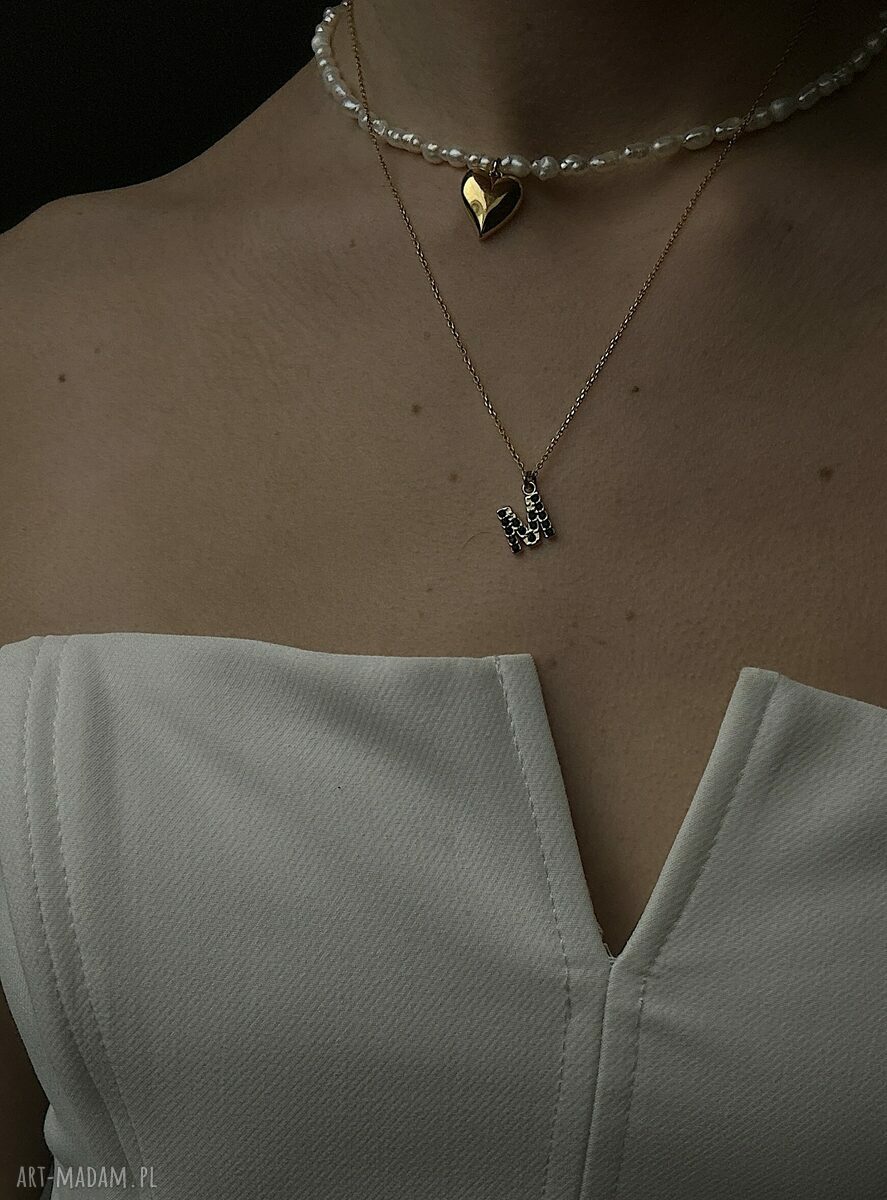 naszyjniki: Złoty naszyjnik z literką wysadzaną czarnymi kryształkami hand made