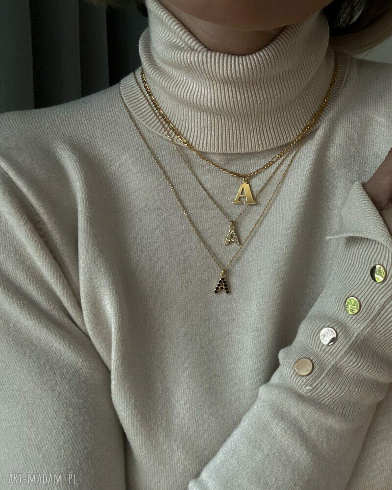 naszyjniki: Złoty naszyjnik z literką wysadzaną czarnymi kryształkami hand made