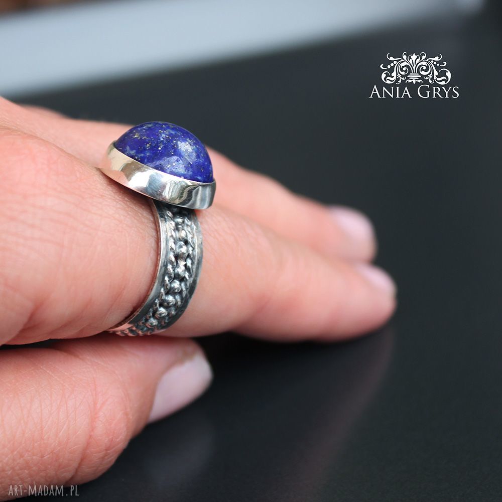 Lapis w srebrnych objęciach - pierścionek z lapisem lazuli w oksydowanym srebrze