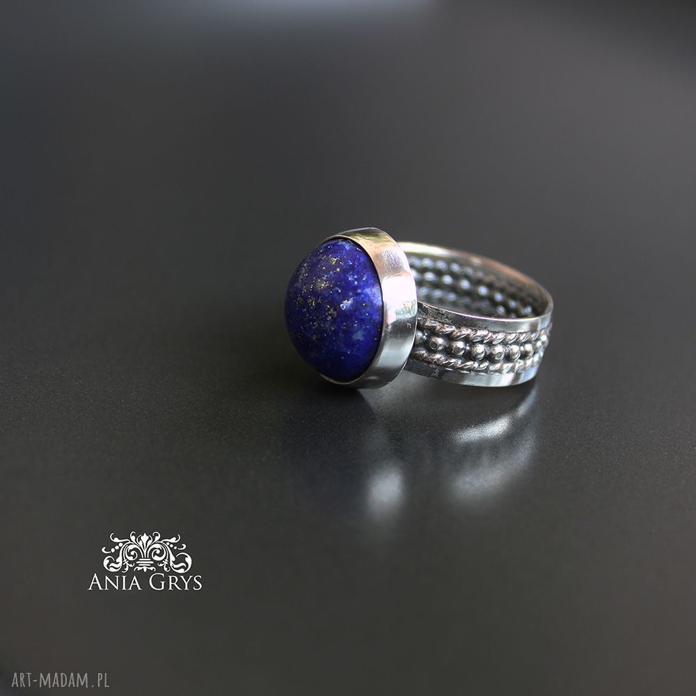 Lapis w srebrnych objęciach - pierścionek z lapisem lazuli w oksydowanym srebrze