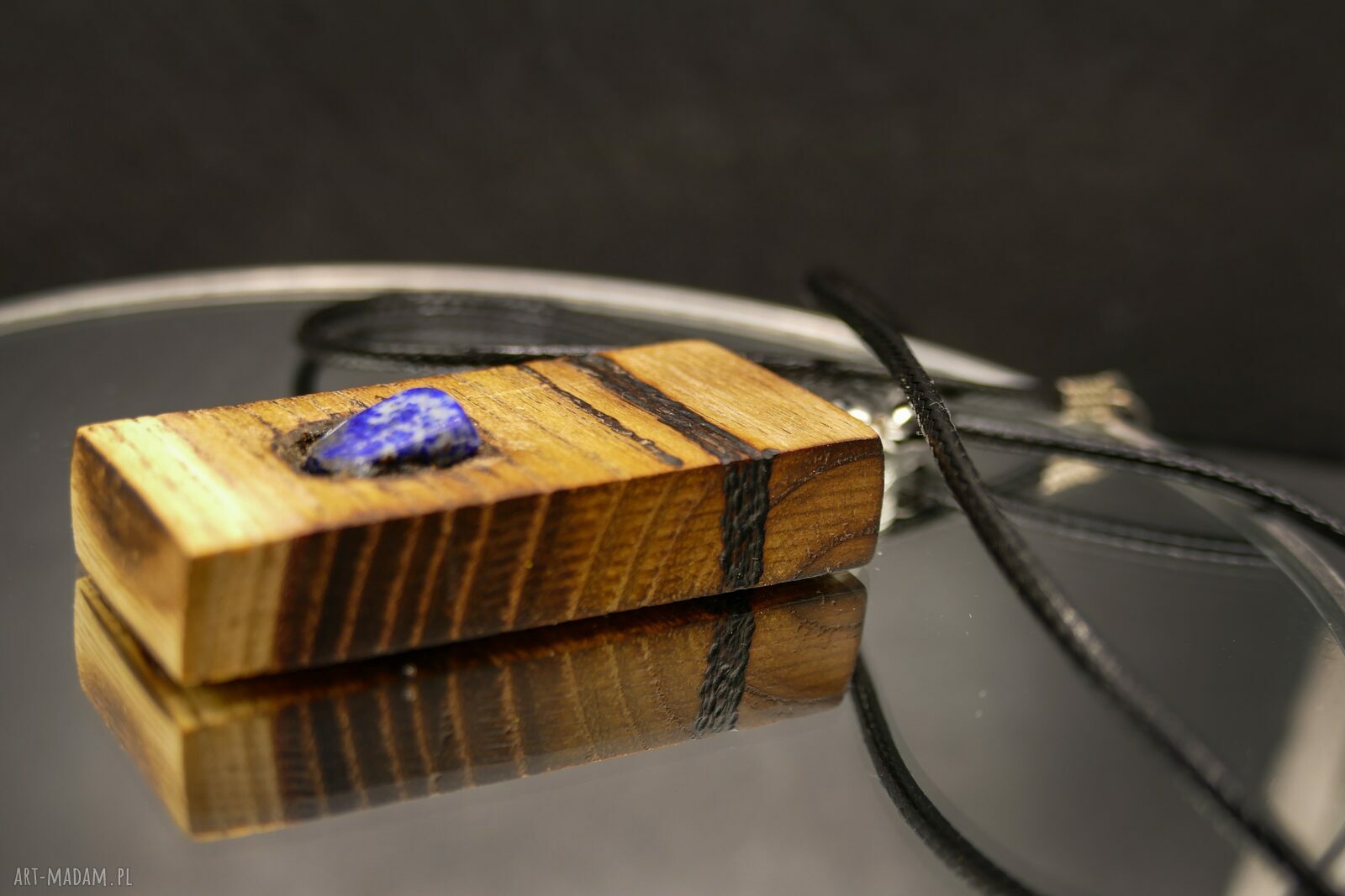 Wisiorek "Lapisowy spokój" z lapis lazuli - wypalane w drewnie i pirografia