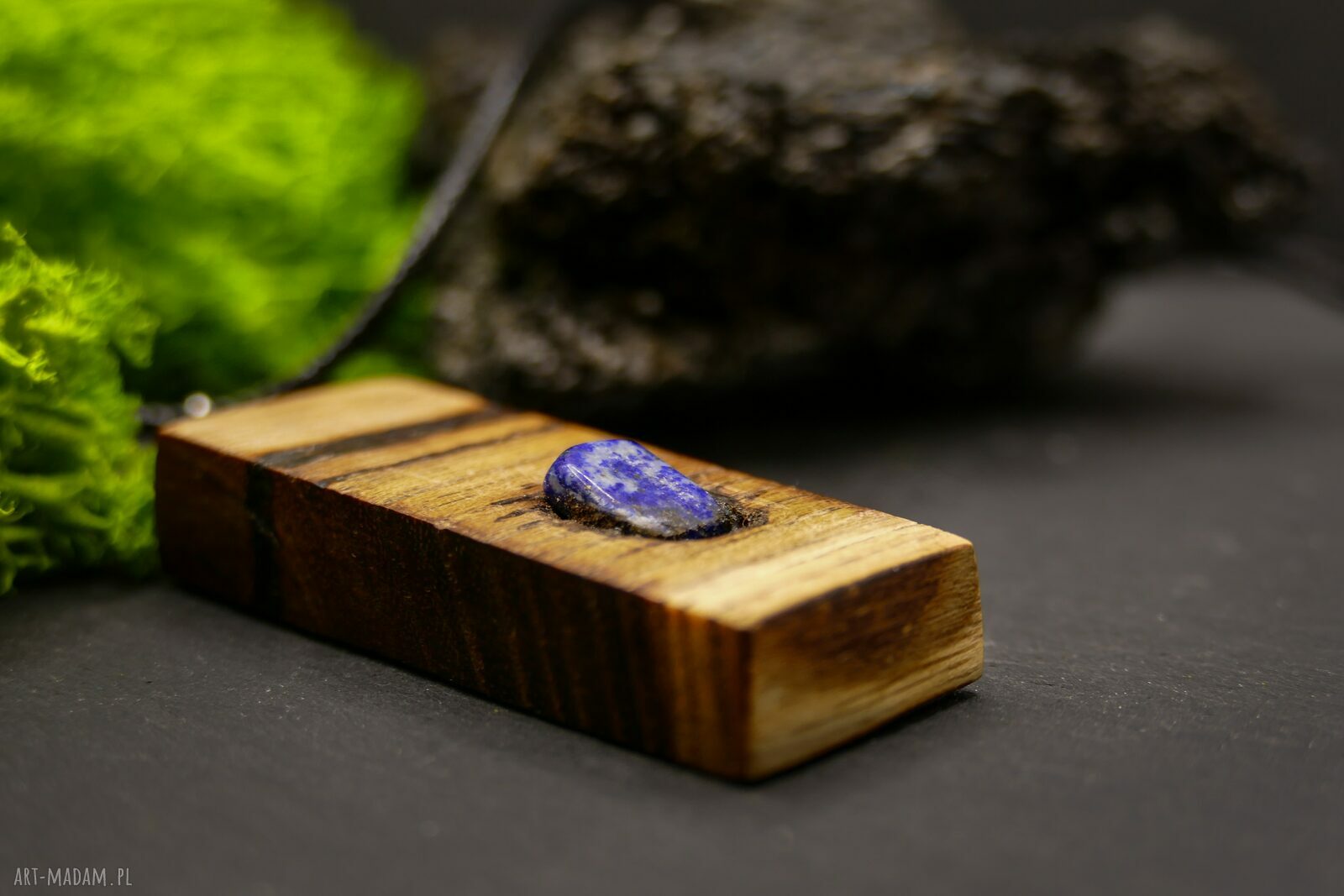 Wisiorek "Lapisowy spokój" z lapis lazuli - wypalane w drewnie i pirografia