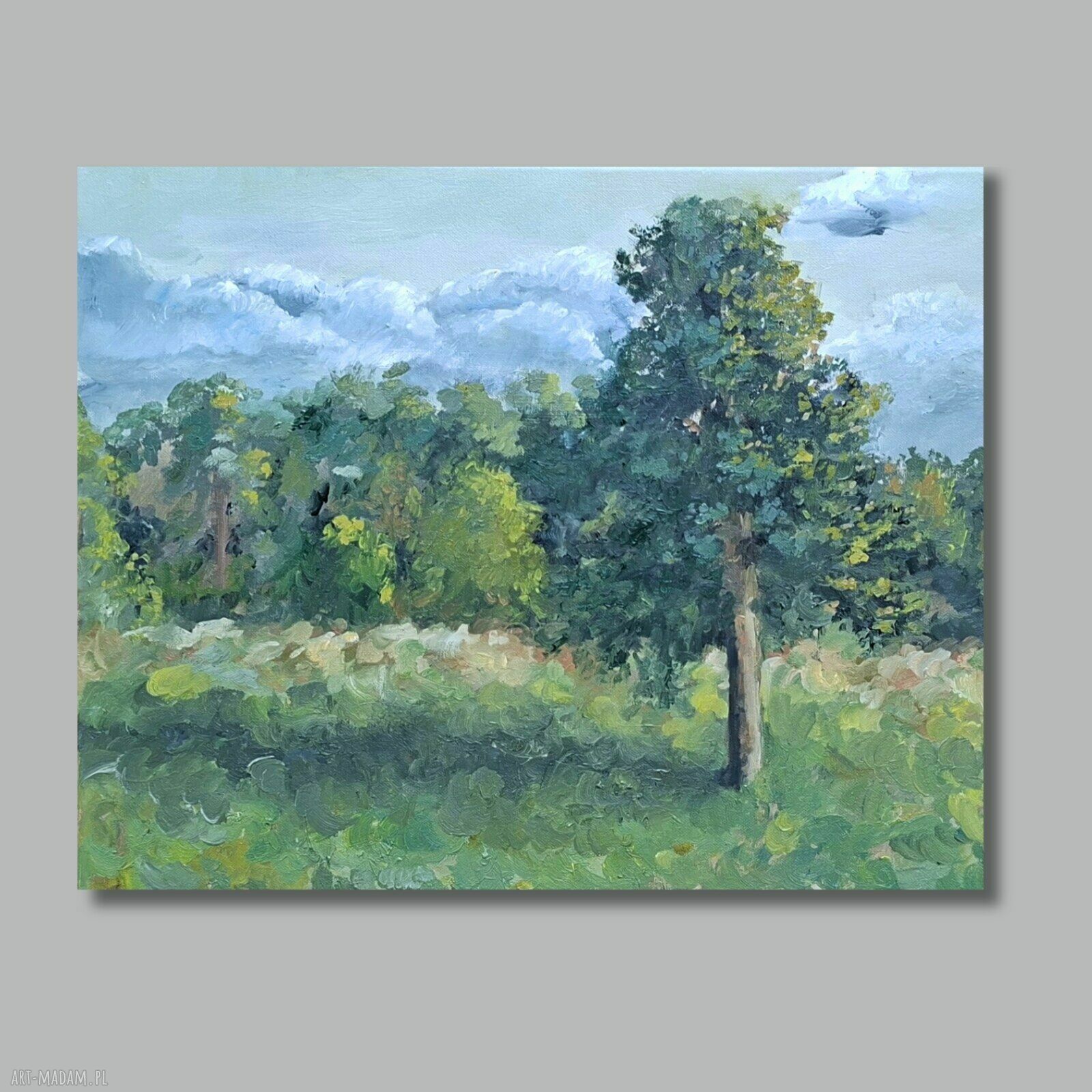 Obraz olejny „Na polach” - pejzaż lasu z centralnym drzewem, zieleń i pochmurne niebo 50 x 40 cm