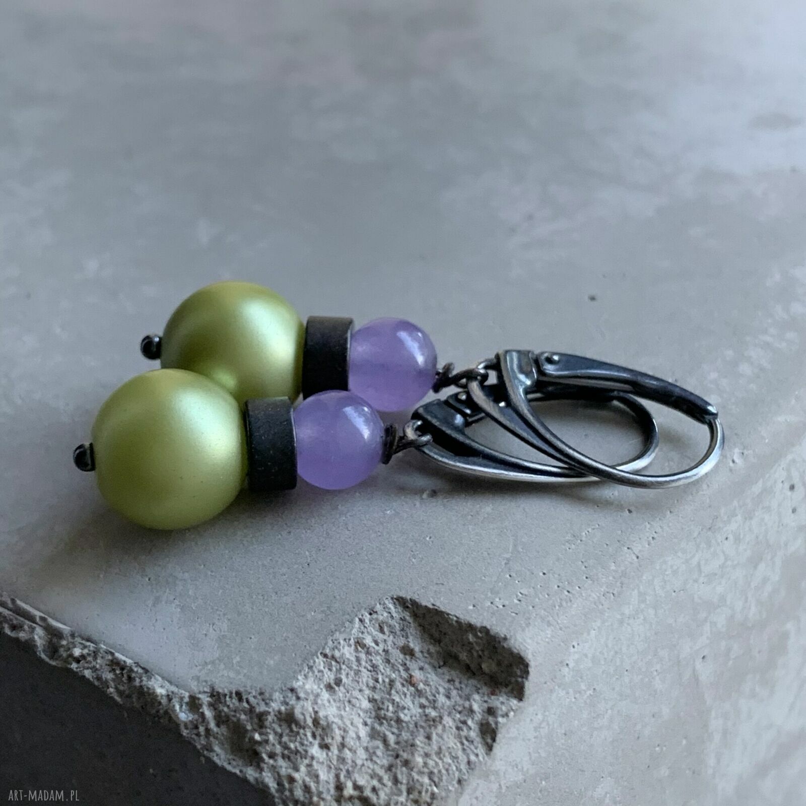 <h1>Kolczyki Lavender & Pistachio - delikatna biżuteria handmade z jadeitem i szklanymi perłami</h1>