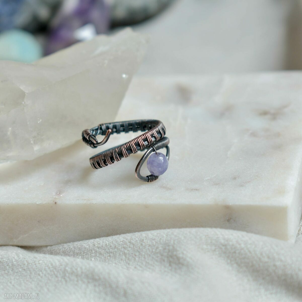 Lawendowy pierścionek spiralny z miedzi - wire wrapping
