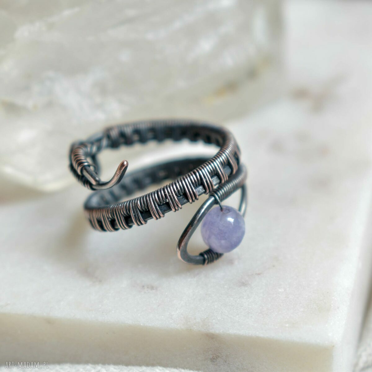 Lawendowy pierścionek spiralny z miedzi - wire wrapping