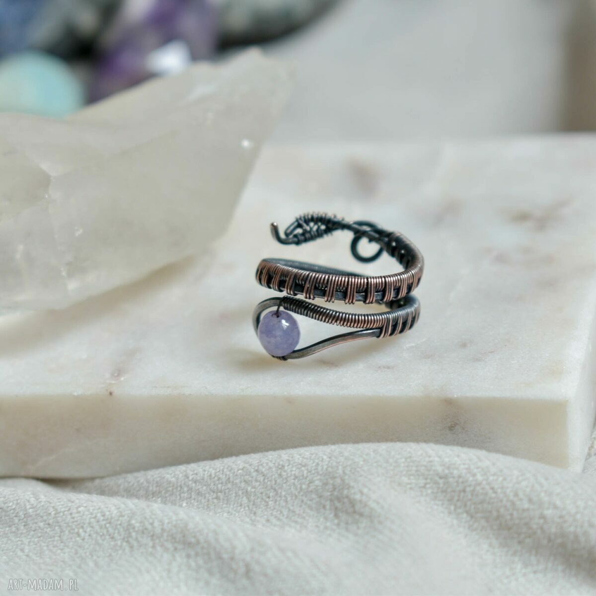 Lawendowy pierścionek spiralny z miedzi - wire wrapping